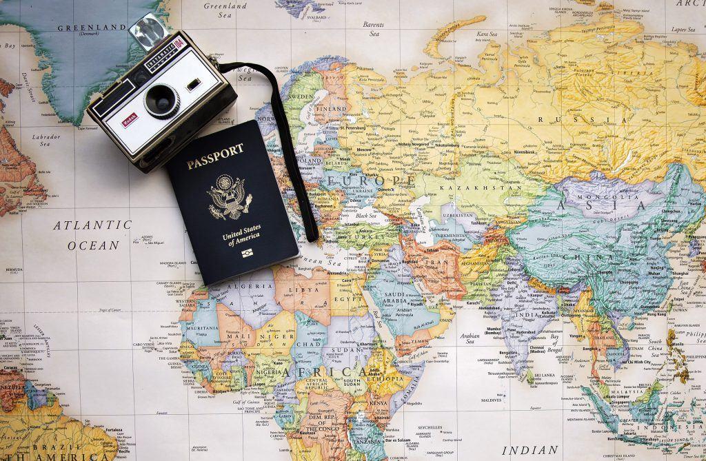 Paszport i aparat na mapie
